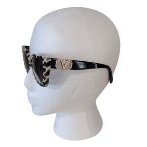 ✨ VALENTINO Marble Cat-Eye Sunglasses ✨ Gold V-Logo